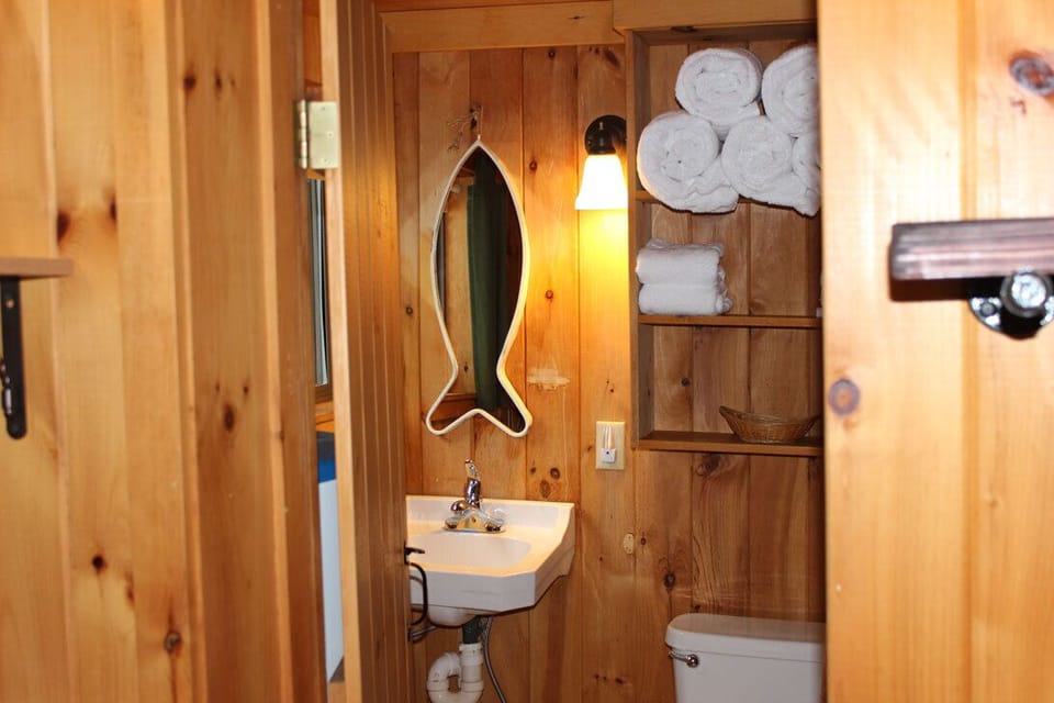 Salmon20Cabin202