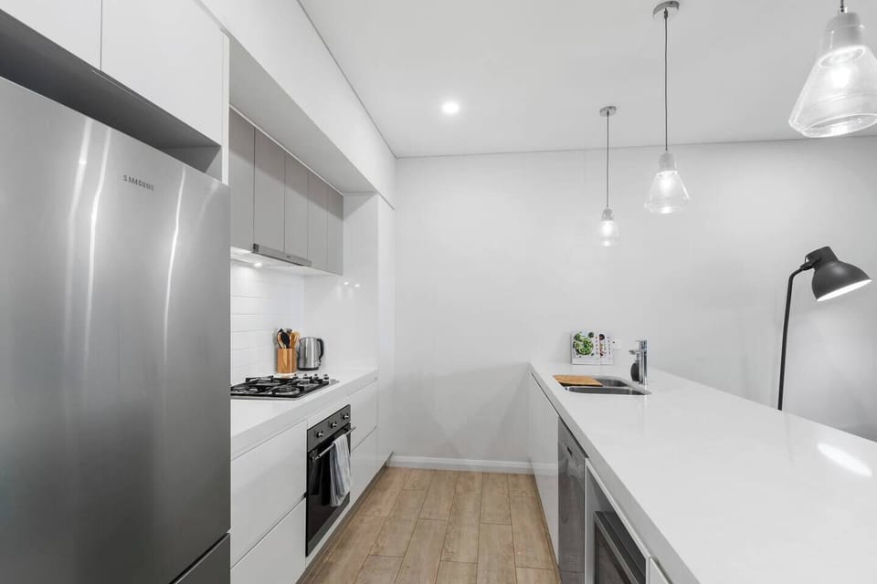 Equipped for effortless meals, the full kitchen features an oven, full-sized fridge, dishwasher, kettle, toaster, and all the essentials—perfect for long stays and relaxed dining at home.