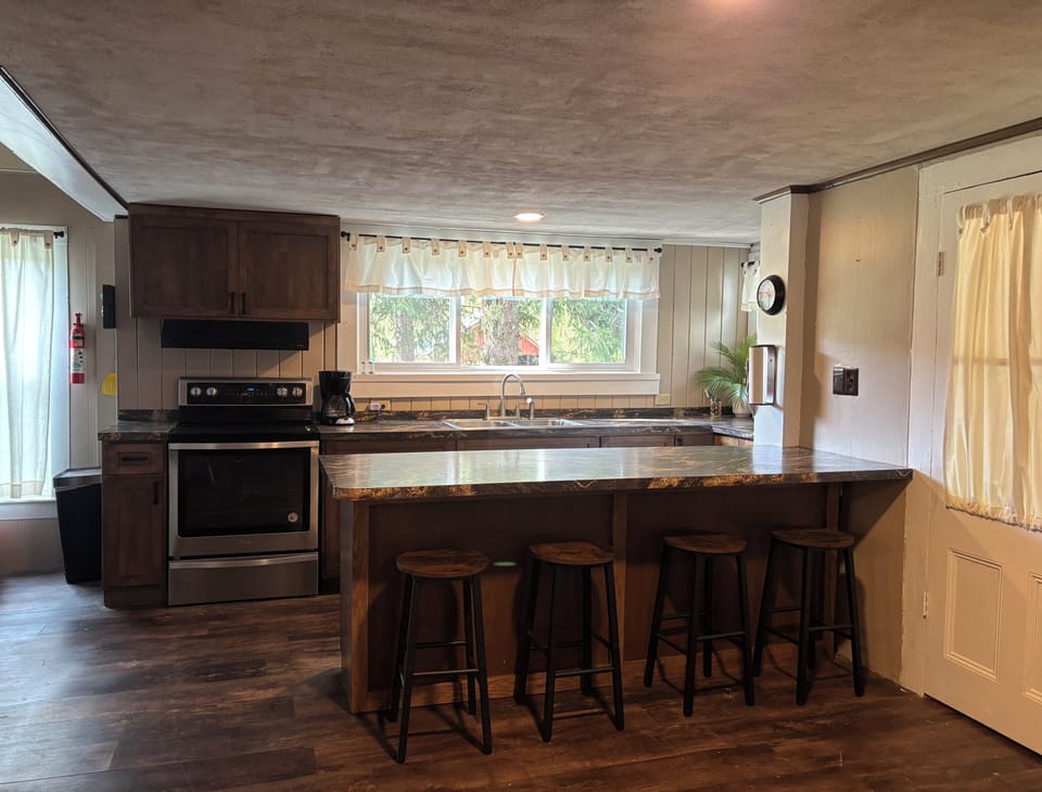 Island with 4 bar stool