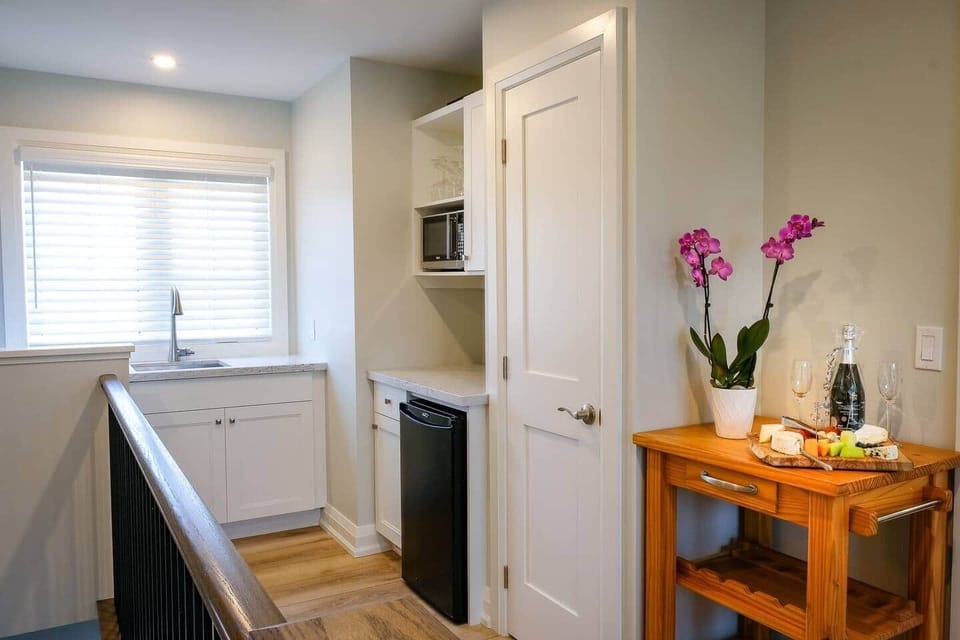 Cosy Kitchenette for your enjoyment.  Has Keureg for your coffee, toaster & toaster oven, microwave, mini fridge, all utensils needed, including Wine Glasses and Decanter. We offer you a small complimentary continental breakfast with your room.