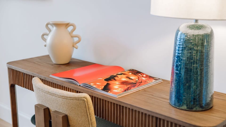 A peaceful corner with artistic touches and a cozy desk space, perfect for relaxing or working.
#AndoLiving #Portugal #Santos #InteriorDesign #WorkspaceVibes