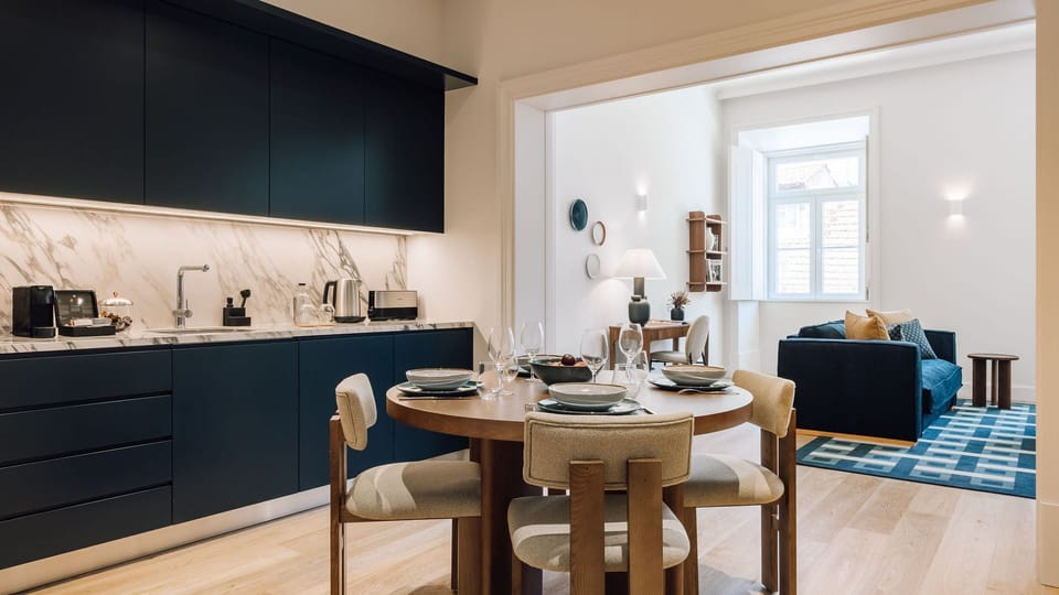 A contemporary kitchen with marble elegance and bold black finishes — where style meets functionality.
#AndoLiving #Portugal #Santos #MarbleVibes #ModernKitchen