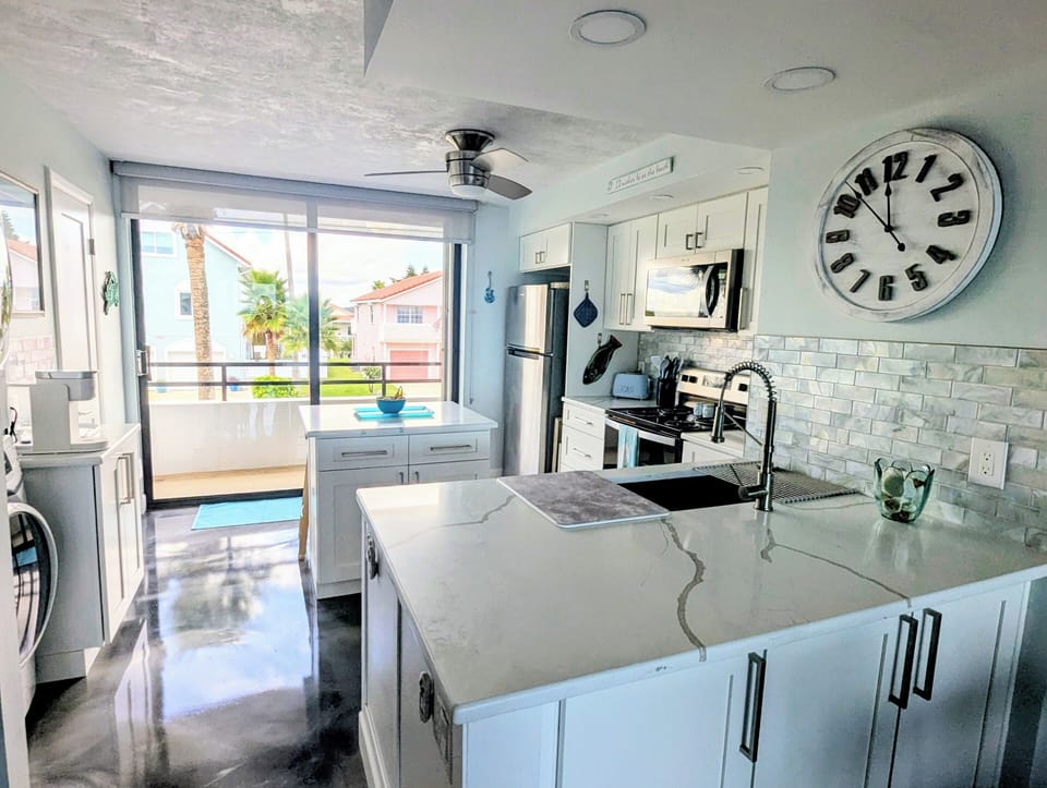 Magnificent fully stocked kitchen that also has a movable center island.