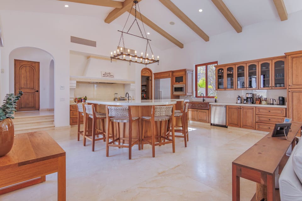 Gourmet Kitchen - Seating for 6