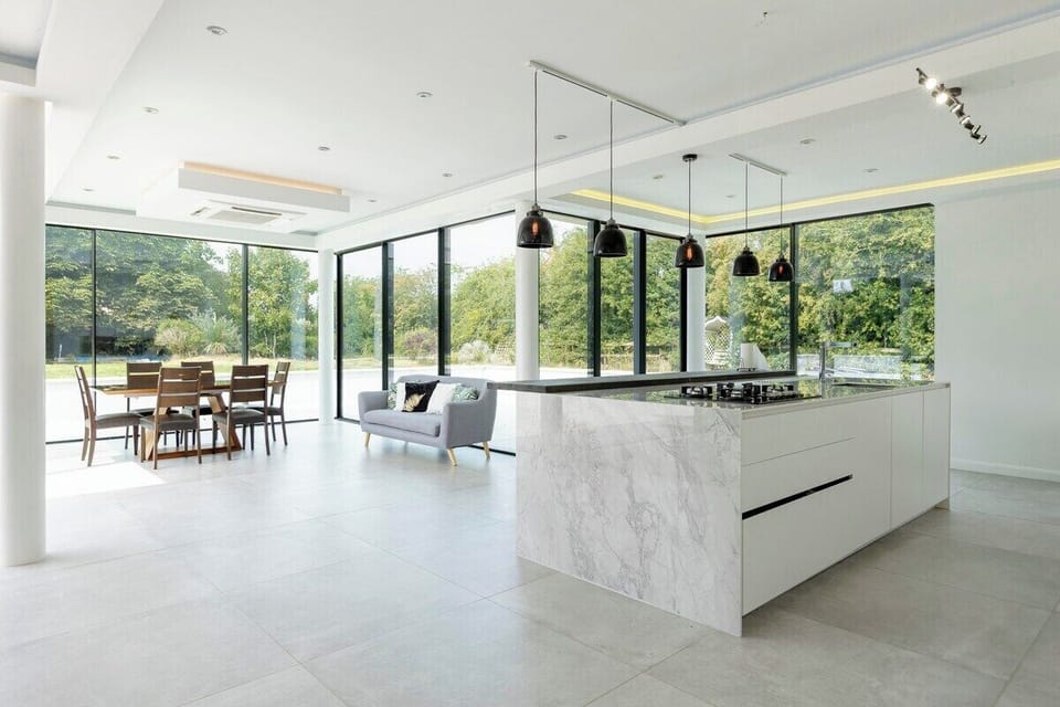 Entertainer’s Dream Kitchen
With plenty of room to move, a full-size fridge, oven, microwave, and all cookware provided, this kitchen is ready for dinner parties or relaxed home meals.