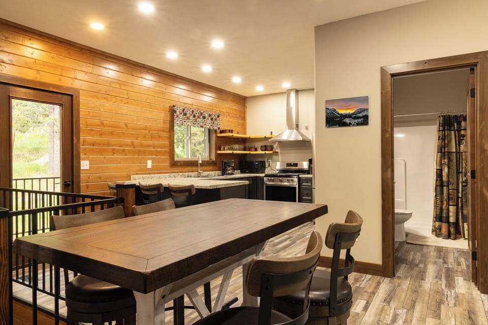 Kitchen & Dining Area