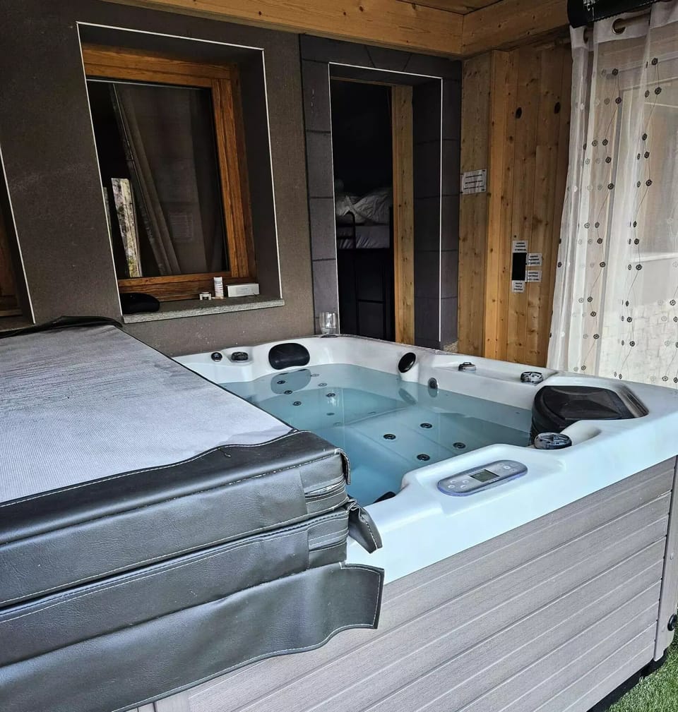 Indoor spa tub