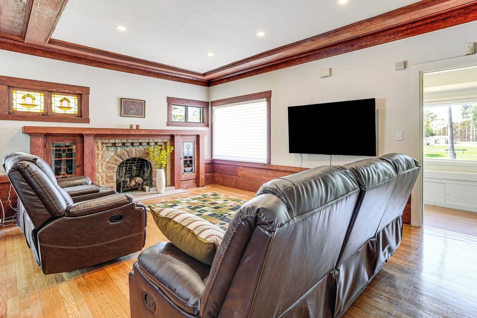 Alameda Vacation Rental | 3BR | 2BA | Steps Required | 2,000 Sq Ft