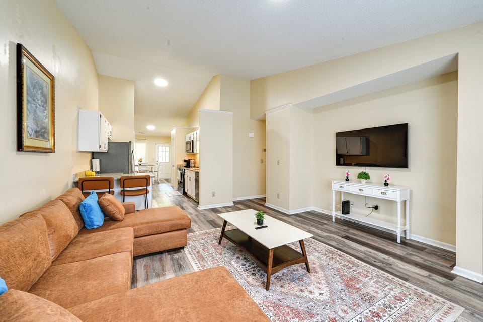 Living Room | Free WiFi | Central Heating & A/C | Smart TV