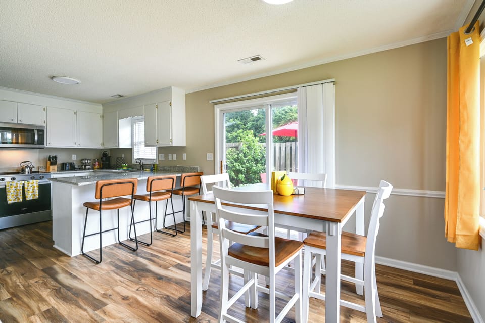 Dining Area | Dishware/Flatware Provided | 1st Floor
