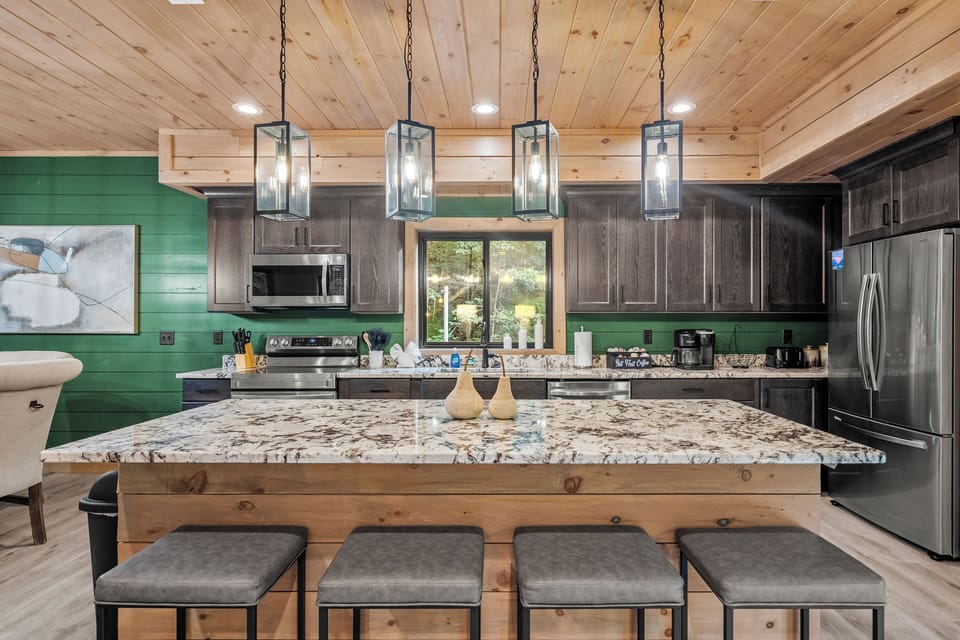 Fully equipped kitchen! Stainless steel appliances and plenty of space!