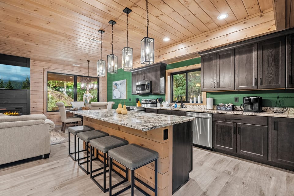 Fully equipped kitchen! Stainless steel appliances and plenty of space!