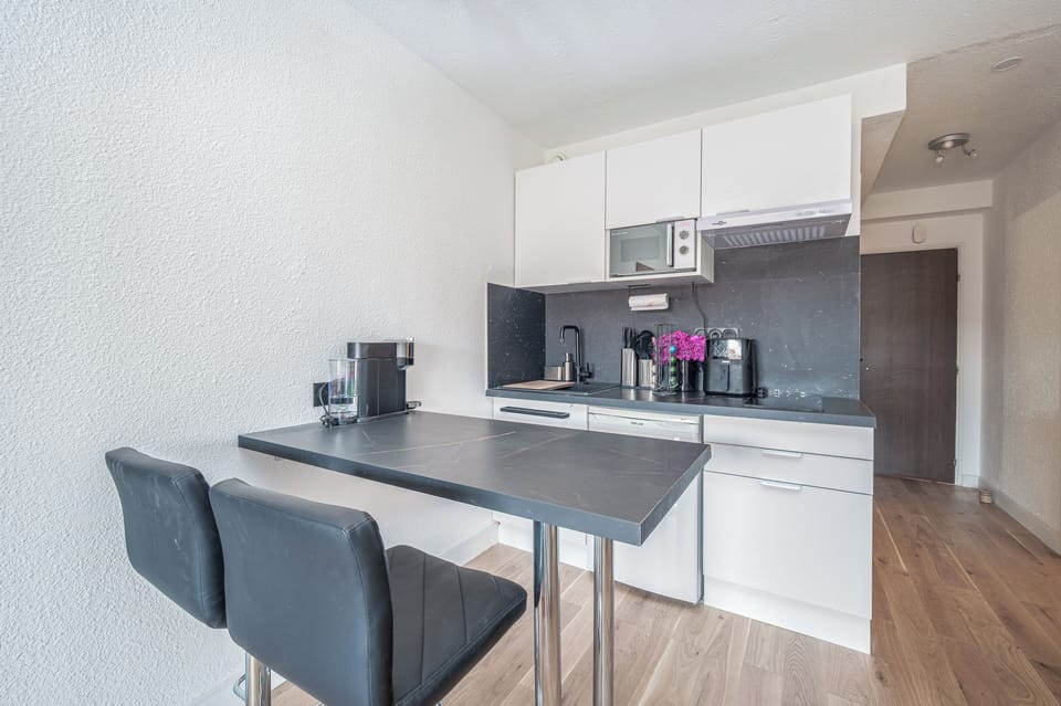 Featuring Nespresso (with pods) and an air fryer, feel at home in this kitchen.