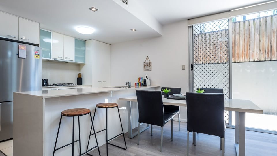 Open plan kitchen and dining set up
