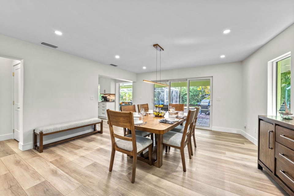 Bright natural light floods the room, it's the ideal spot for dinner after a beach day or brunch before boating.