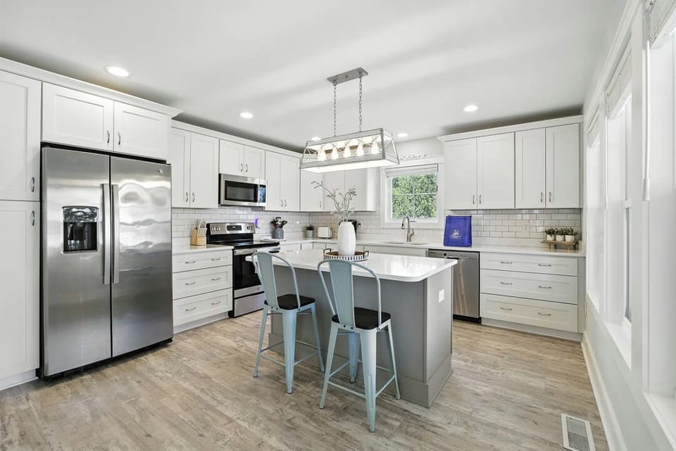 Mid-Level Kitchen with Bar (seats 2)