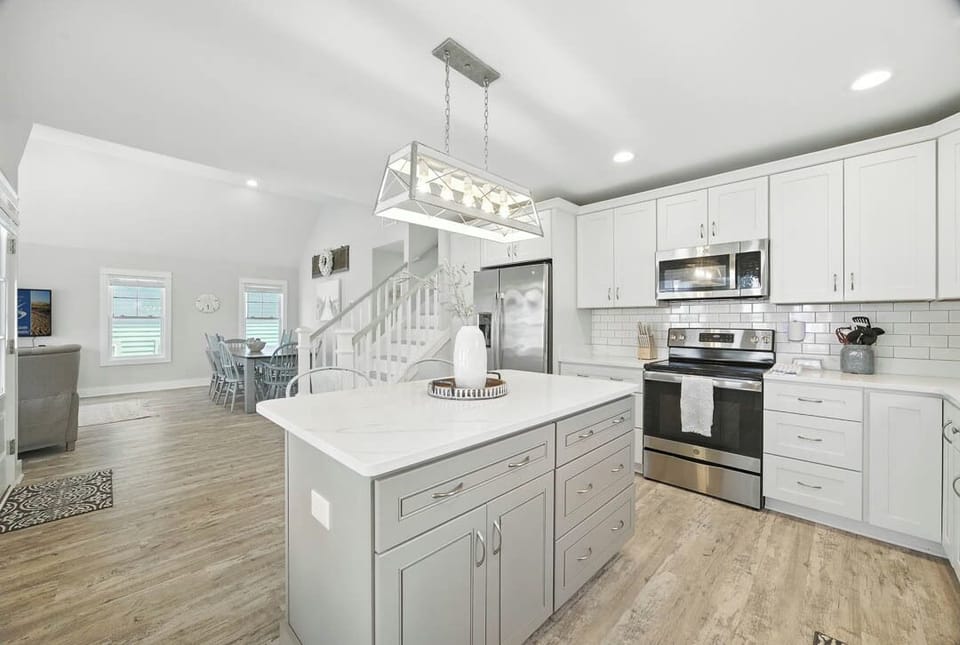 Mid-Level Kitchen with Bar (seats 2)