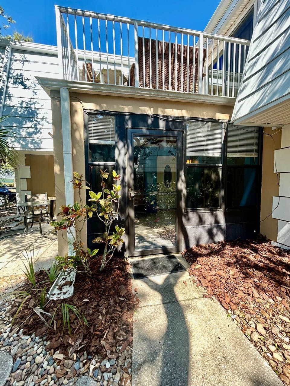 Entrance to sunroom and townhome