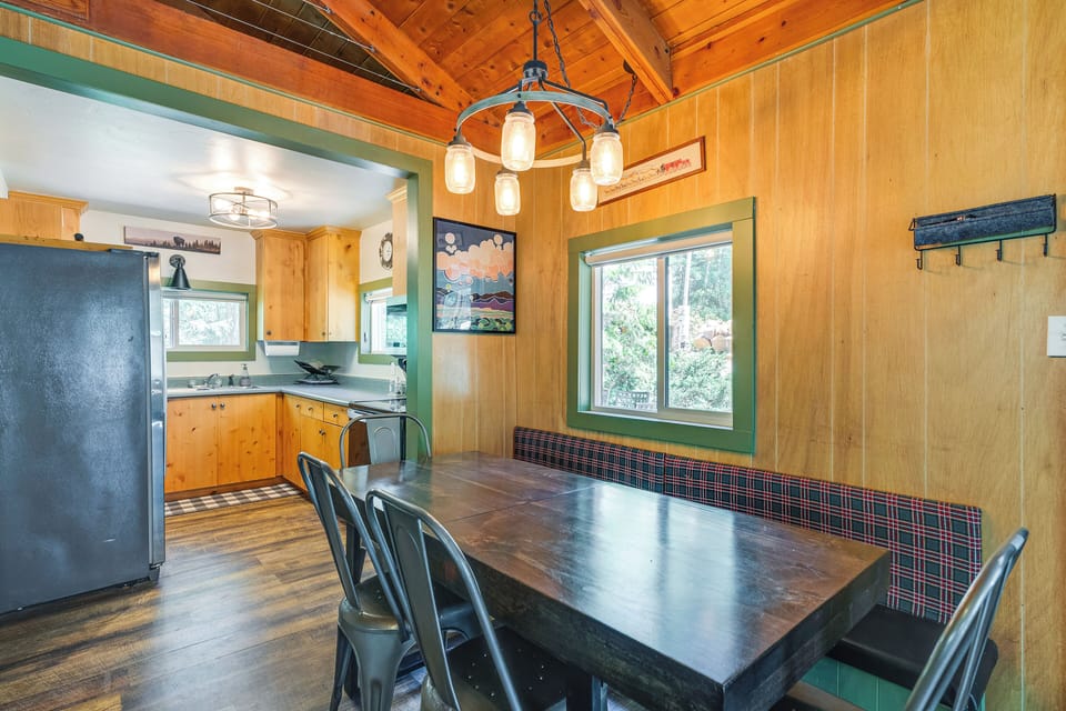 Dining Area | Dishware/Flatware Provided | Main Floor