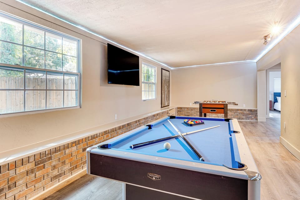 Gainesville Vacation Rental | 3BR | 3BA | 2,400 Sq Ft | Small Step to Enter