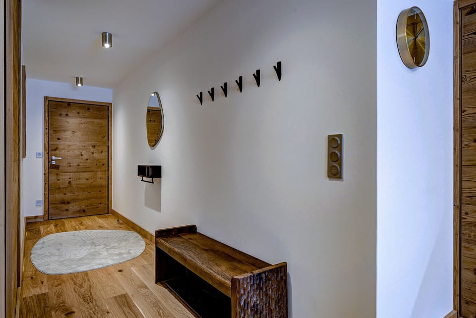 Entrance hall with storage