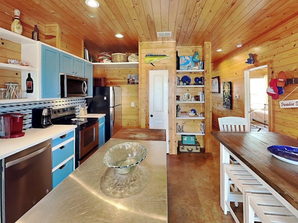 Kitchen & Dining