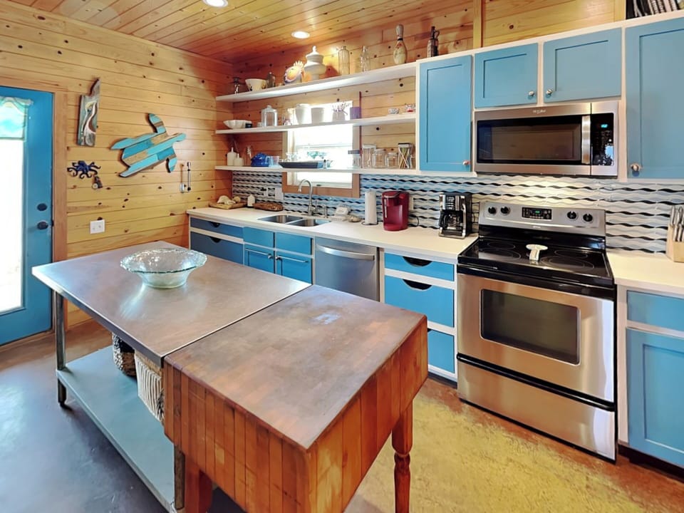 Kitchen & Dining