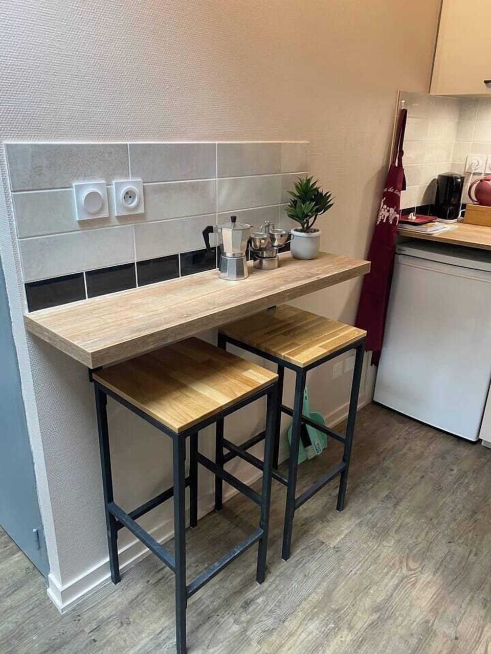 Enjoy quick meals or a morning coffee at the breakfast bar in this Annecy apartmen