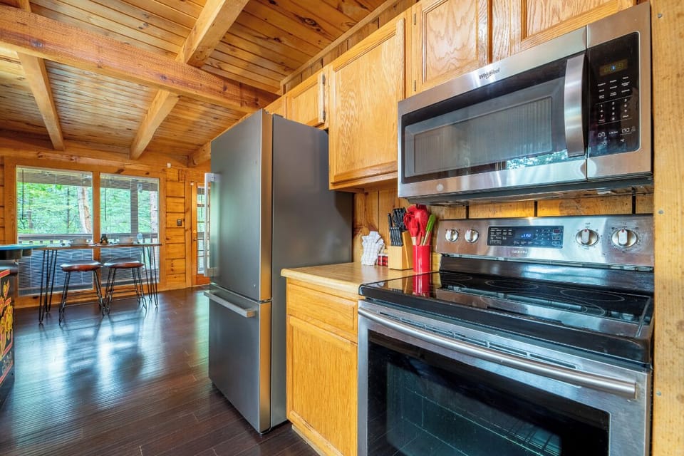 Beary Cozy Cabin's fully-equipped kitchen
