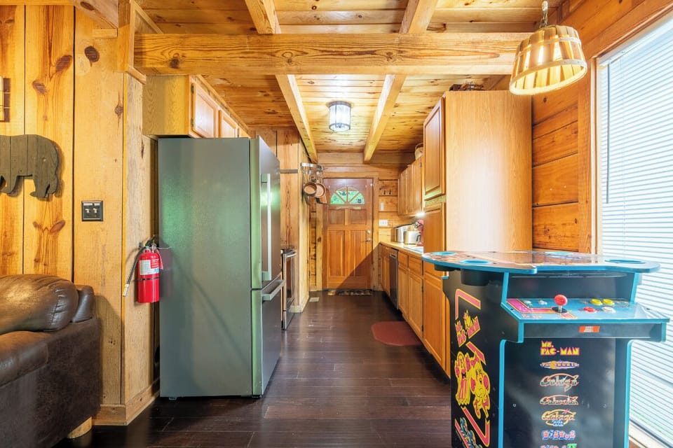 Beary Cozy Cabin's fully-equipped kitchen