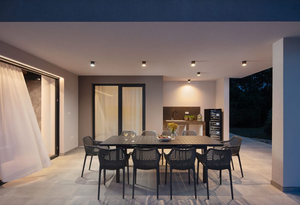 BBQ & OUTDOOR DINNING AREA