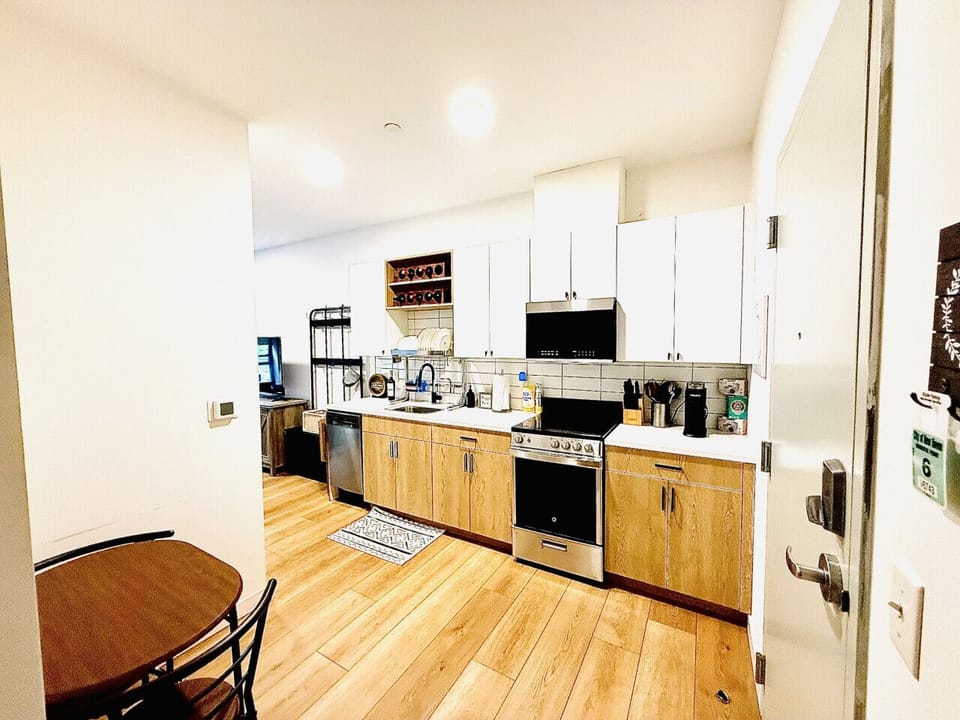 Full Kitchen, Microwave, Keurig, Dishwasher & Stove