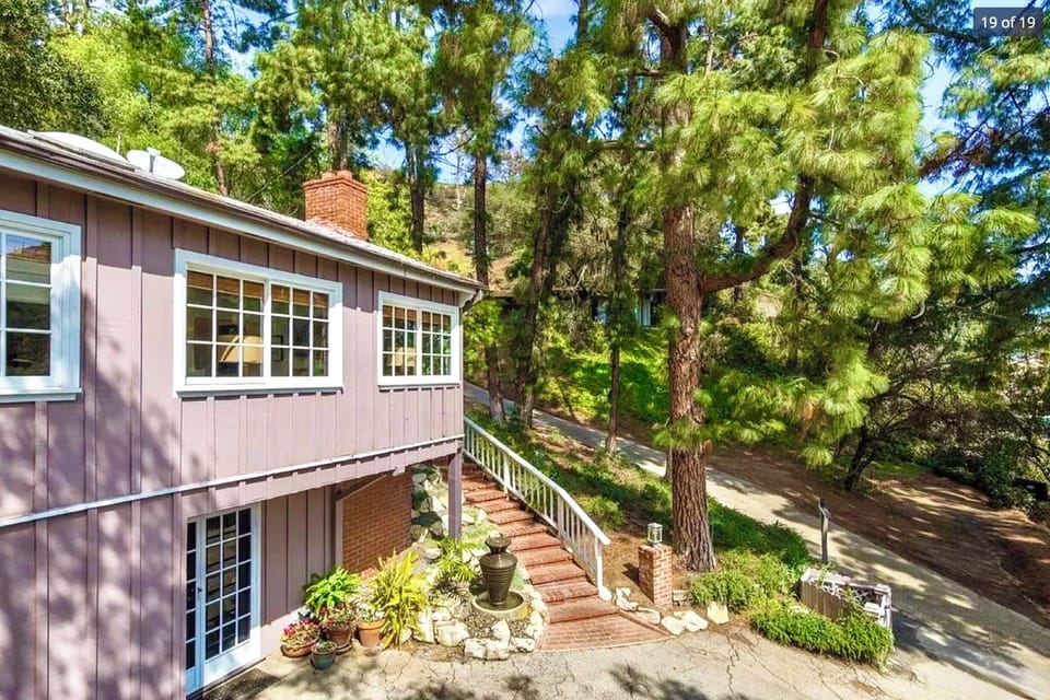 PRIVATE HOLLYWOOD HILLS SPA RETREAT+VIEWS+GARDEN+DECK+STEAM+'JACUZZI STYLE' TUB