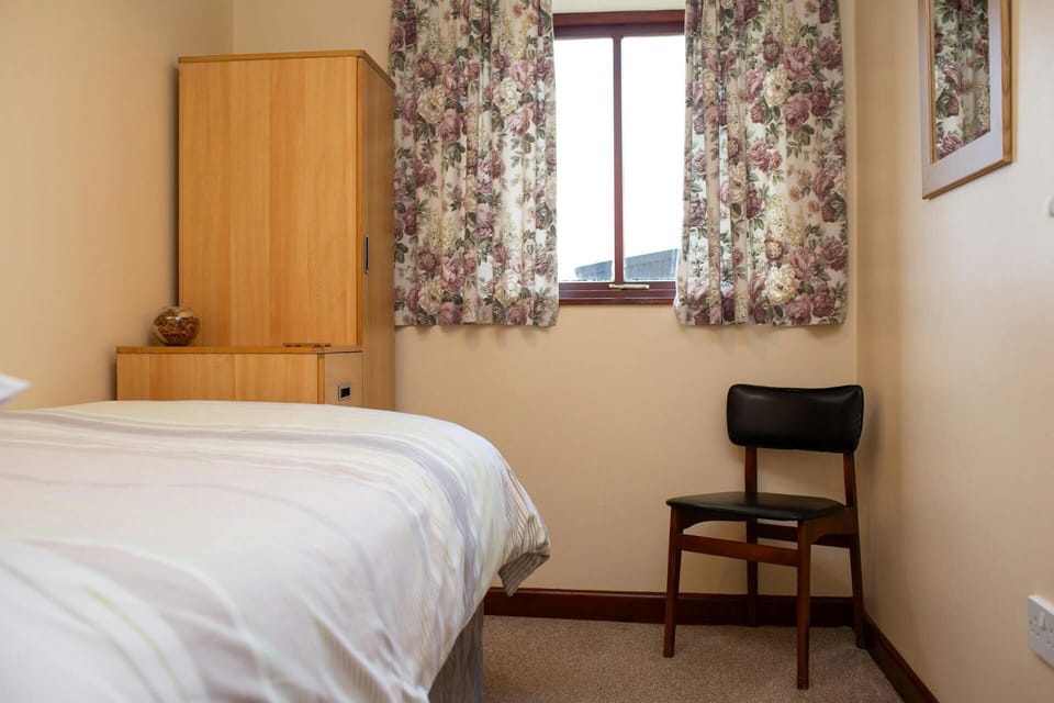 Single bedroom with wardrobe and chest of drawers
