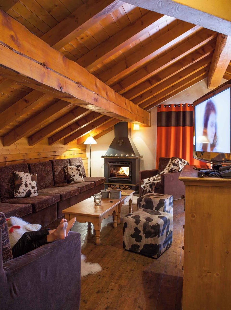 Fireplace warmth, vaulted ceilings, and plush seating bring chalet-style comfort to the living space.