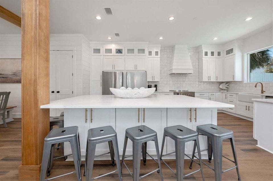 Huge island with 8 stools.
