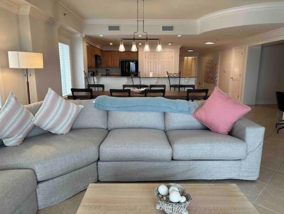 Open Concept Kit/DR/LR with Ocean Views