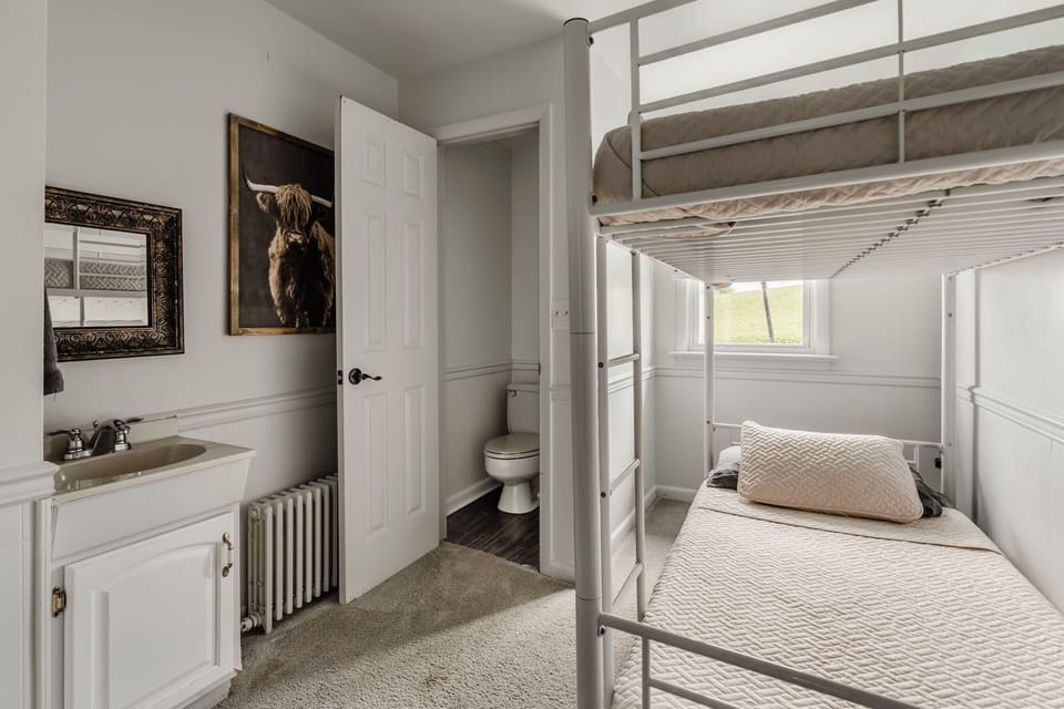Half bathroom in bedroom 3
