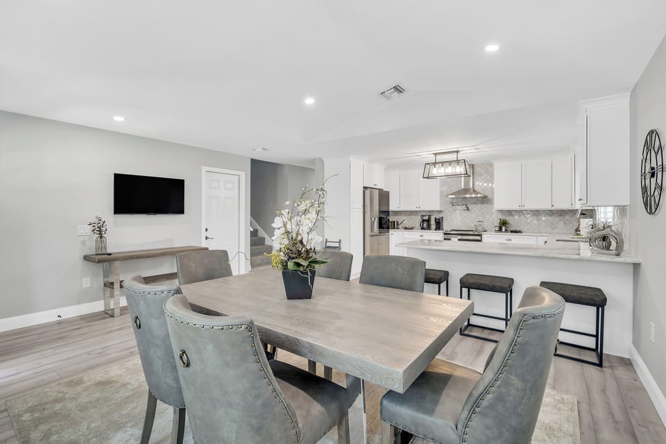 6-seater dining room table with cushioned chairs