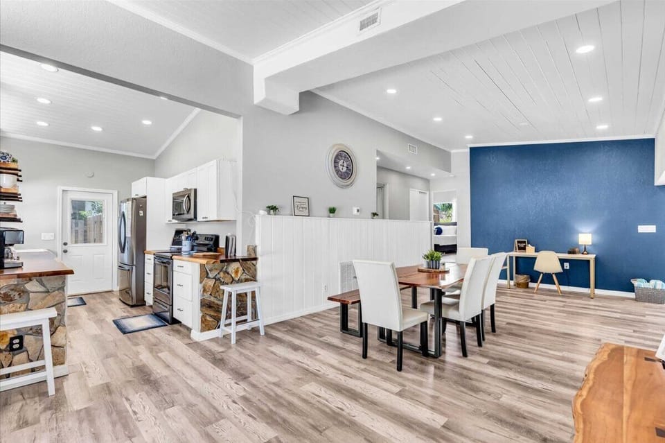 Dining area connected to the kitchen.