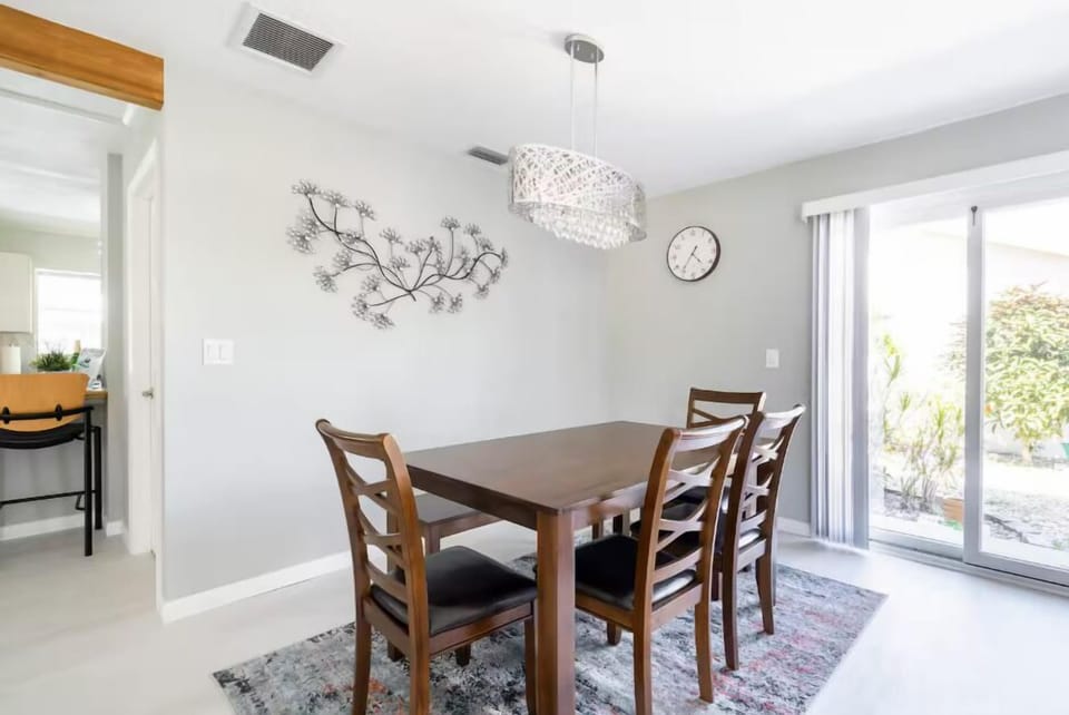 4 chairs and bench seating on one side