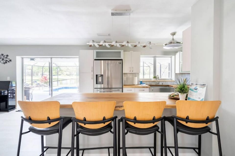 4 bar stools to sit at for a quick breakfast bite!