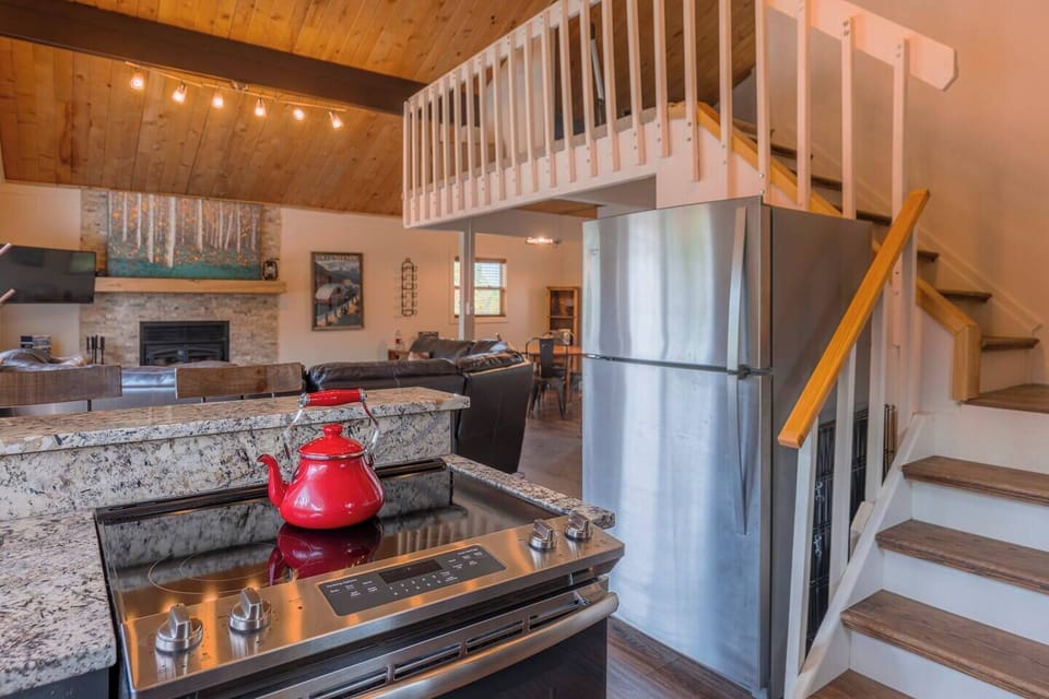 On the third level, the dedicated kids’ loft offers two twin beds.