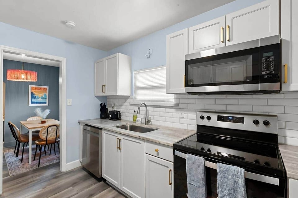 A fully equipped kitchen with everything you need to cook and enjoy meals, including a stove, oven, refrigerator, microwave, drip coffee maker, toaster, and cookware. Stylish and functional, perfect for preparing your favorite dishes.