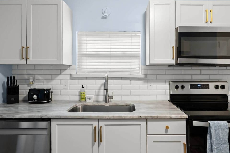 A fully equipped kitchen with everything you need to cook and enjoy meals, including a stove, oven, refrigerator, microwave, drip coffee maker, toaster, and cookware. Stylish and functional, perfect for preparing your favorite dishes.