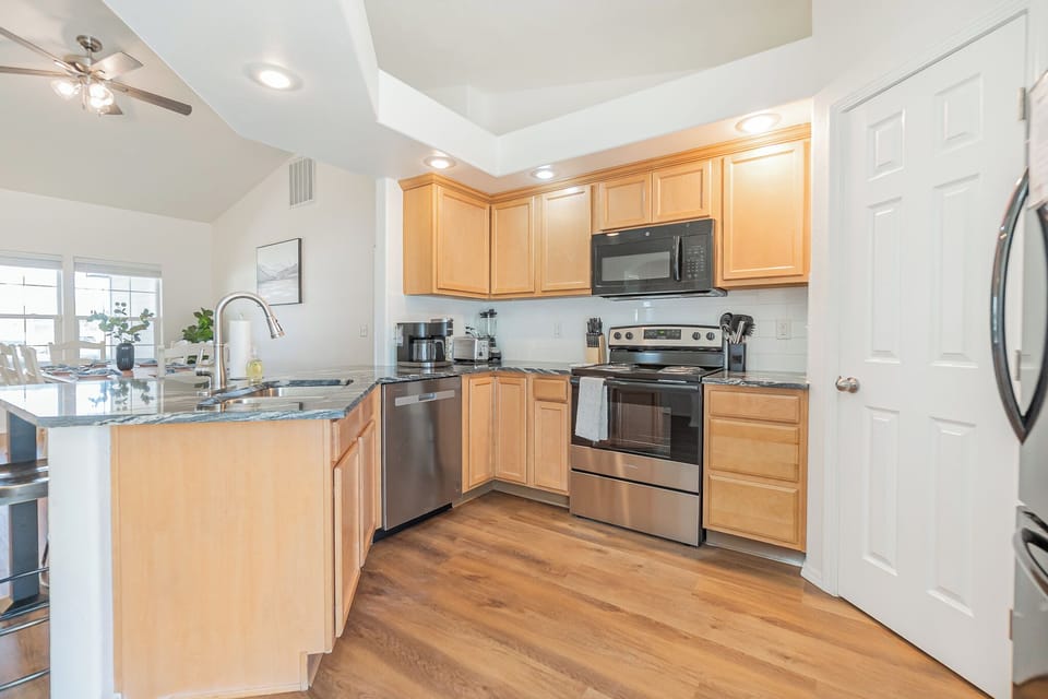 Open kitchen to Dining Room, Electric Stove