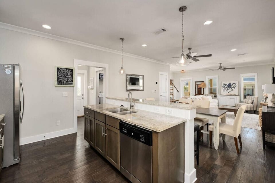 Kitchen with Kitchen Island