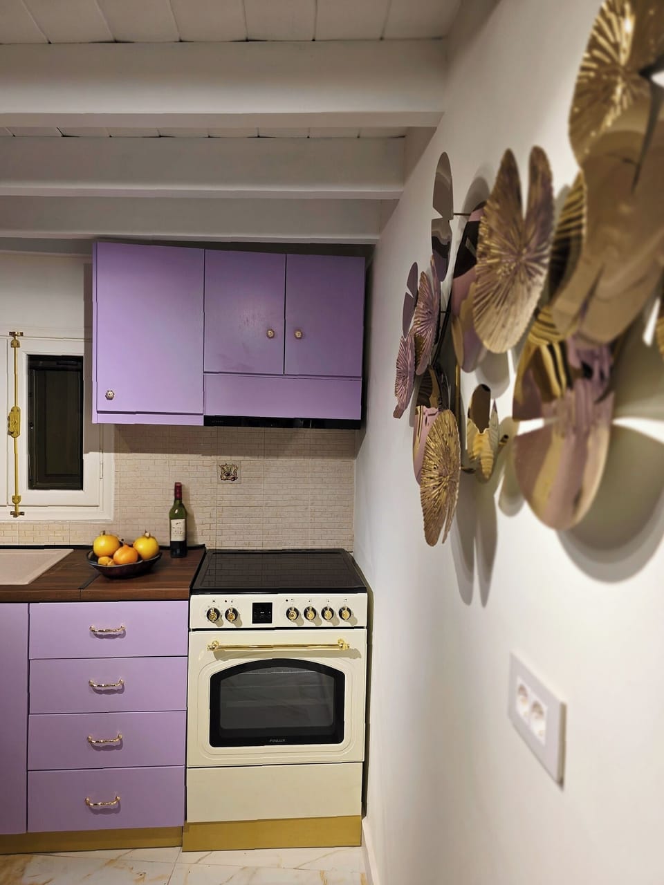 Decorative element in kitchen and retro hob with over