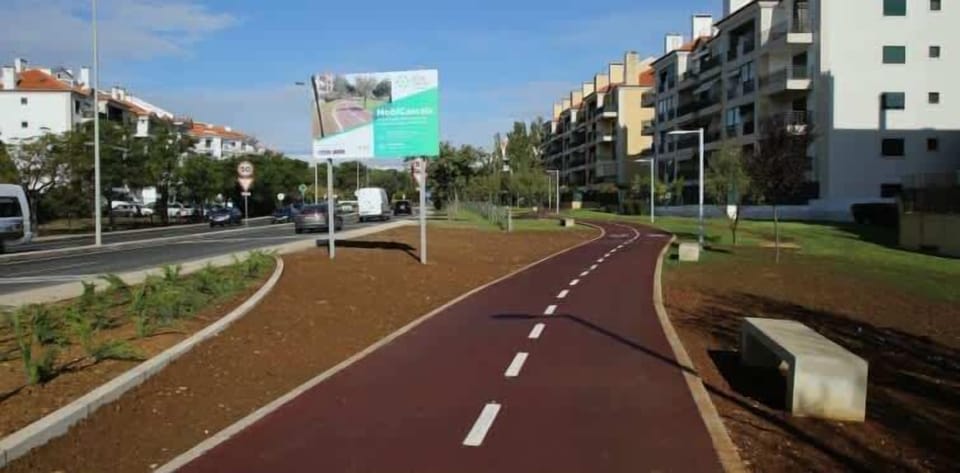 Ciclovia que liga a praia ao bairro onde se situa o apartamento