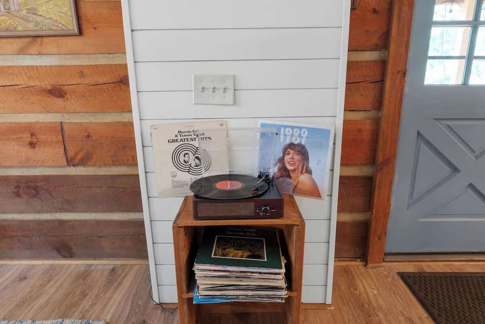Record Player Retreat: Spin your favorite vinyl while soaking in the rustic charm of Rockbridge!
